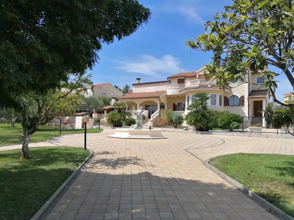 Villa 280m² in Croatia, Sibenik. Priced at 740000€ rent photo-3