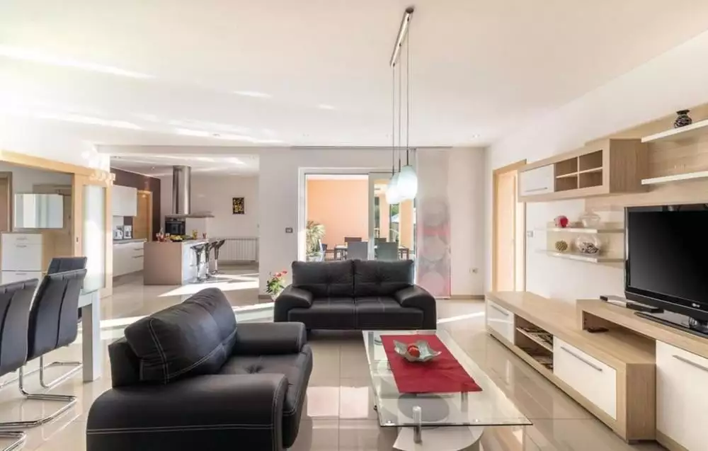 Villa 460m² in Croatia, Pula. Priced at 1500000€ rent photo-6