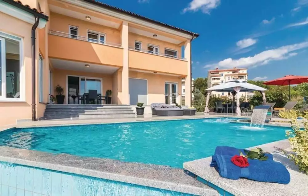 Villa 460m² in Croatia, Pula. Priced at 1500000€ rent photo-1