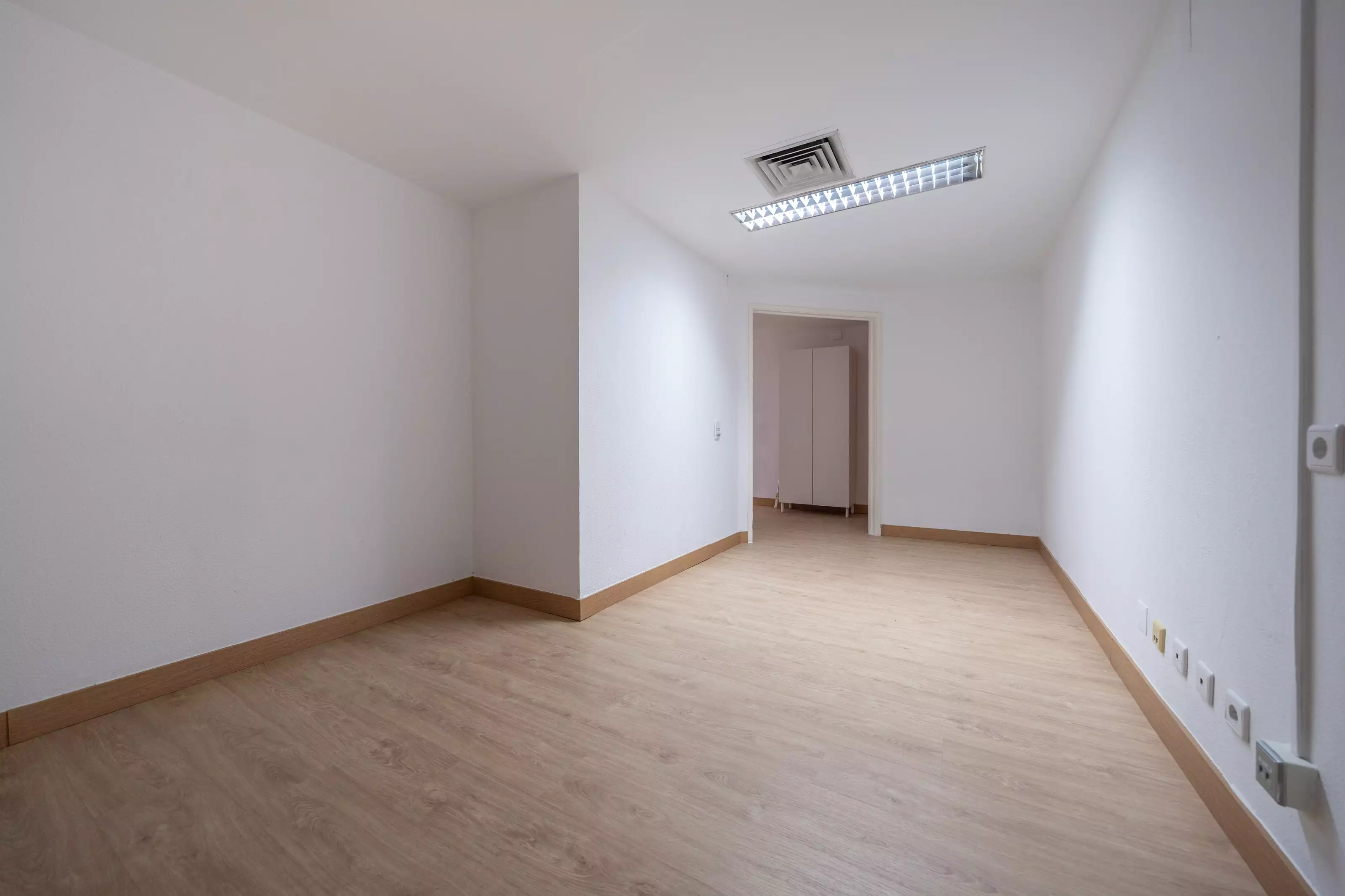 Shop 330m² in Spain, Madrid. Priced at 1680000€ rent photo-2
