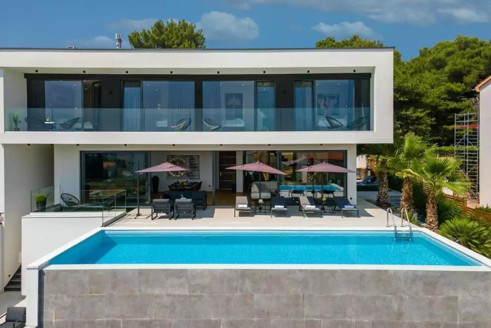 Villa 400m² in Croatia, Medulin. Priced at 2100000€ rent photo-6