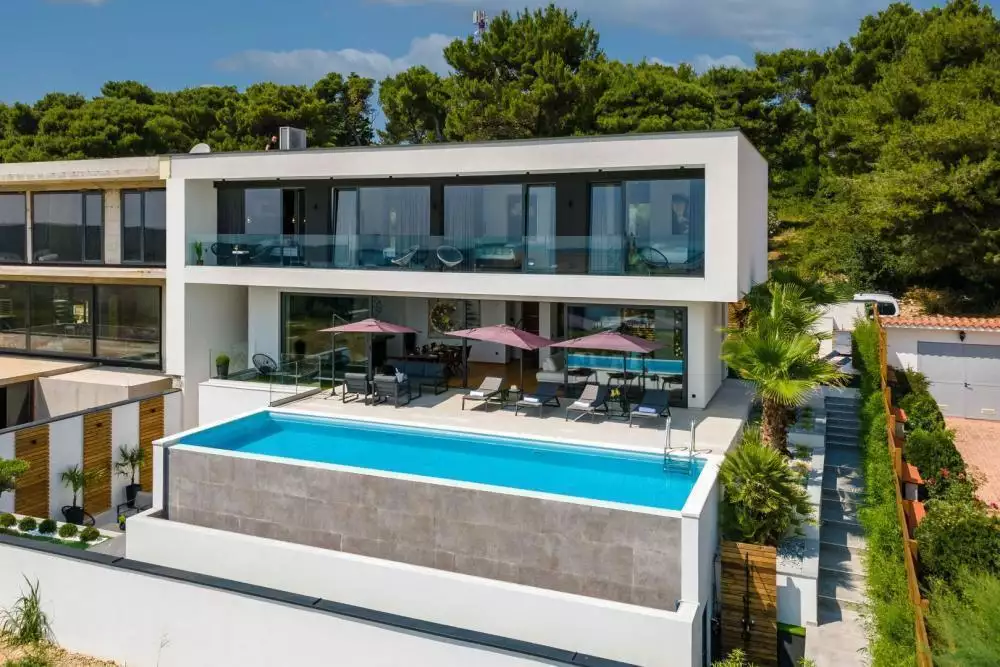 Villa 400m² in Croatia, Medulin. Priced at 2100000€ rent photo-25