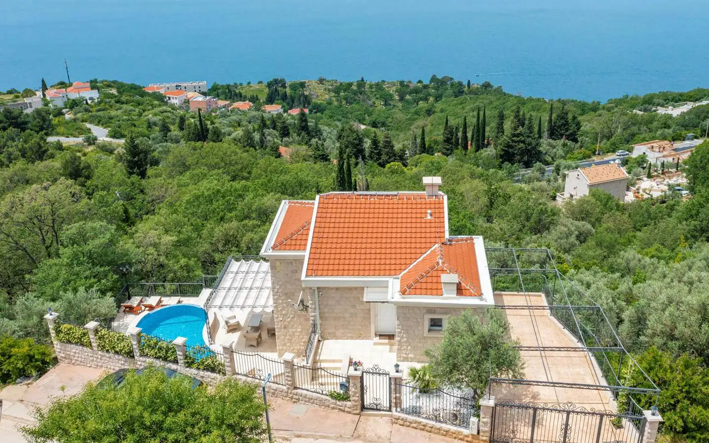 Villa 270m² in Montenegro, Rezevici. Priced at 3000000€ rent photo-2