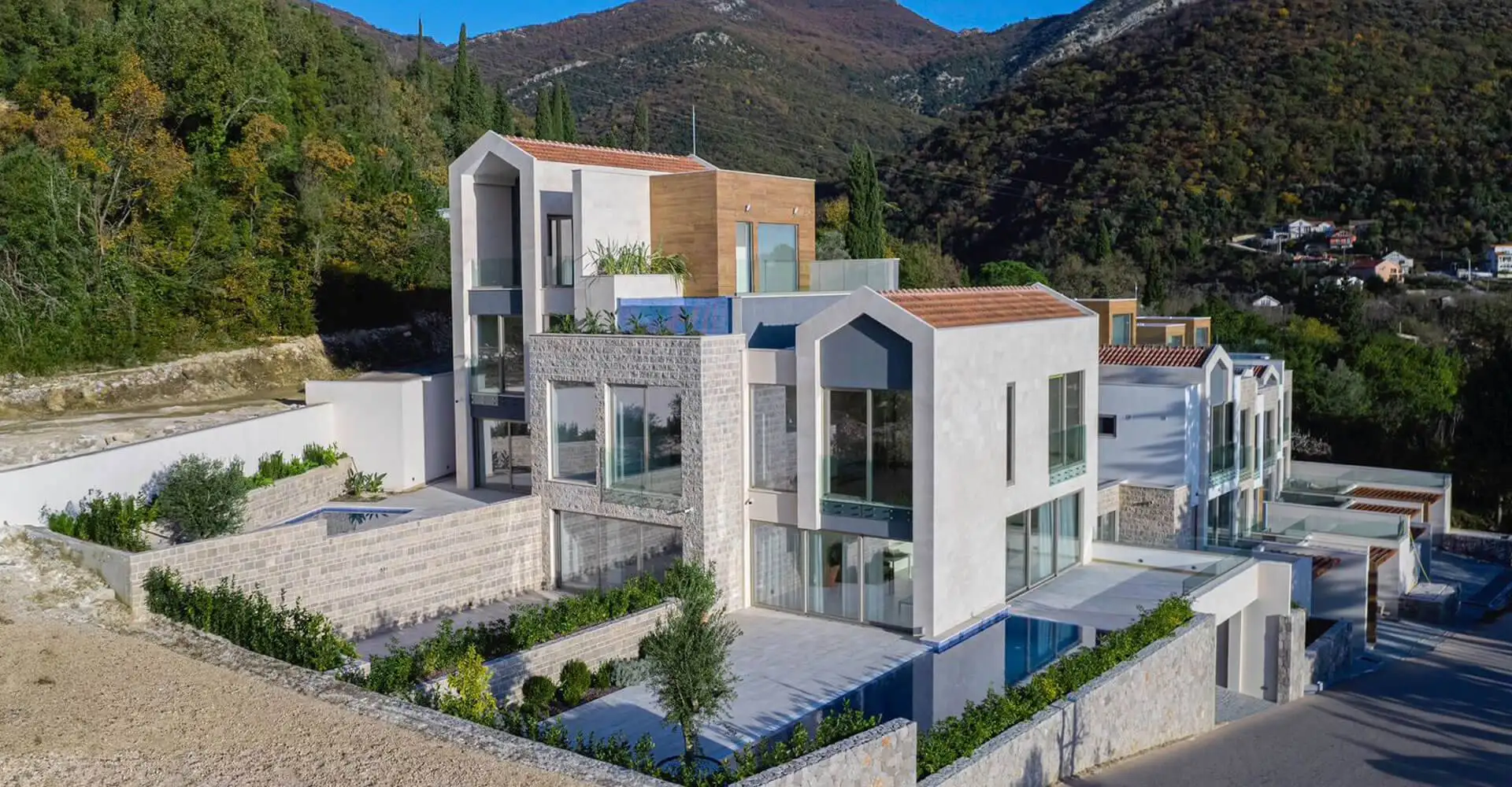 Townhouse 241m² in Montenegro, Tivat. Priced at 610000€ rent photo-3