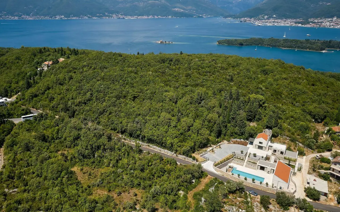 Villa 558m² in Montenegro, Tivat. Priced at 3000000€ rent photo-3