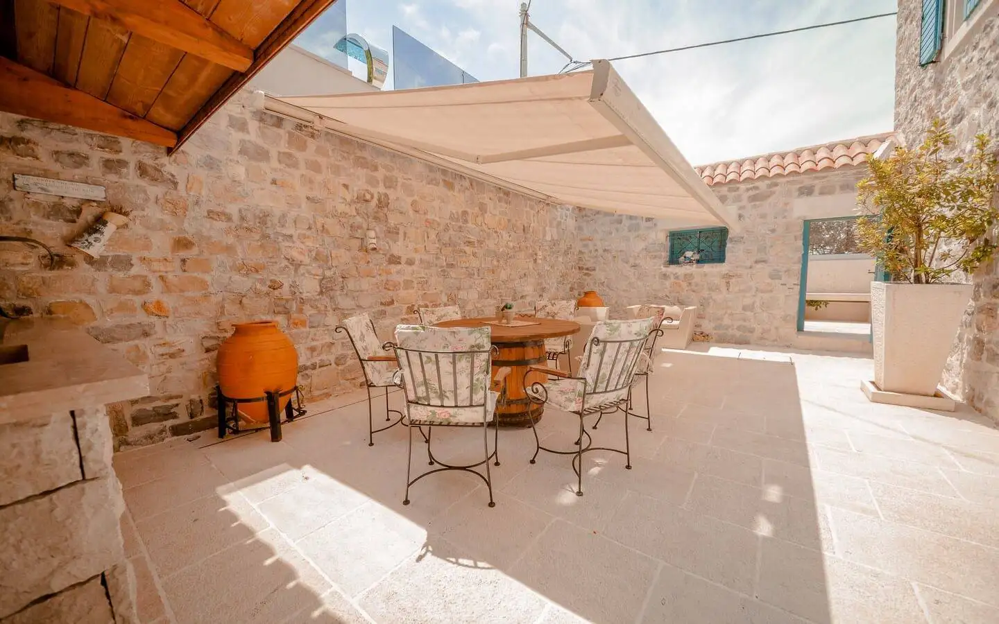 Villa 125m² in Montenegro, Tivat. Priced at 1200000€ rent photo-5