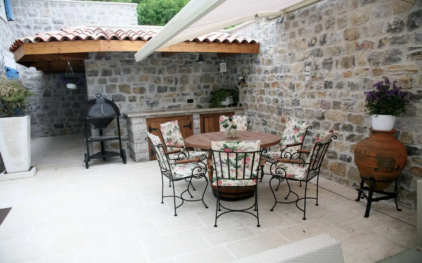 Villa 125m² in Montenegro, Tivat. Priced at 1200000€ rent photo-6