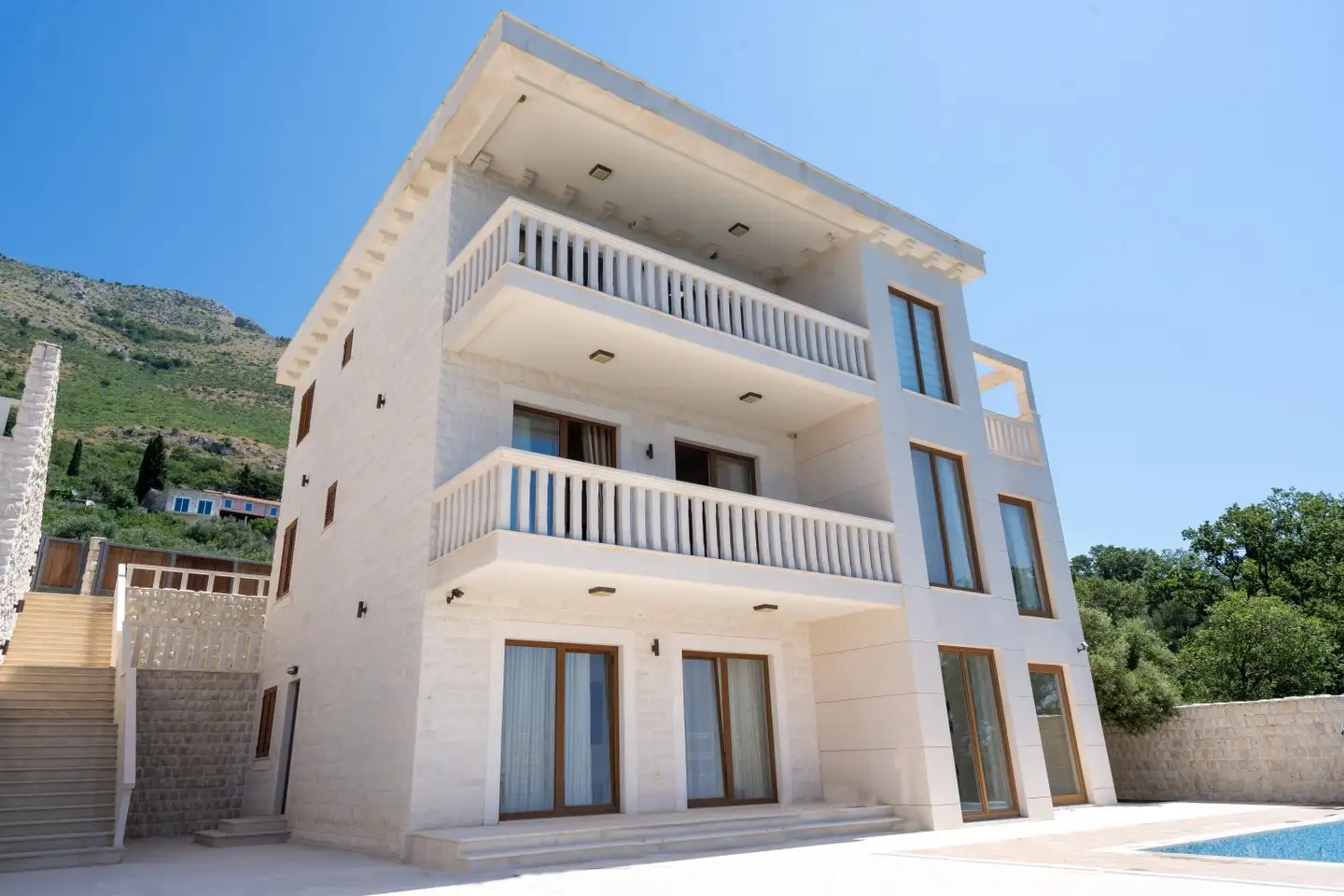 Villa 605m² in Montenegro, Rezevici. Priced at 1600000€ rent photo-28
