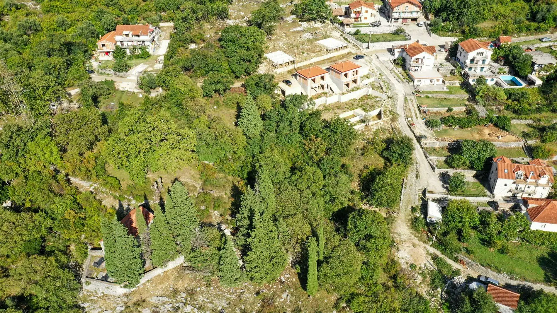 Other Properties 1360m² in Montenegro, Risan. Priced at 300000€ rent photo-4