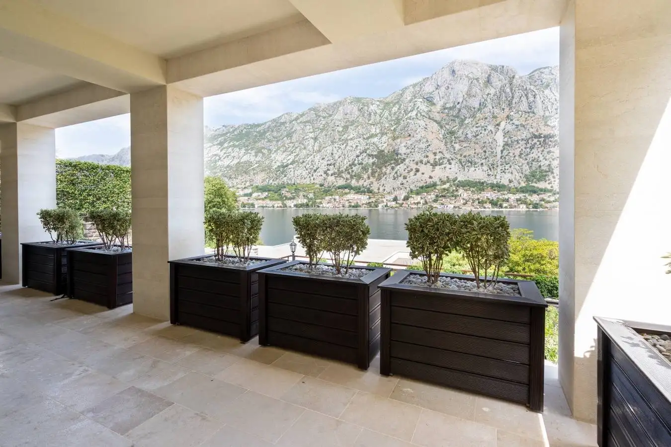 House 510m² in Montenegro, Muo. Priced at 1750000€ rent photo-4
