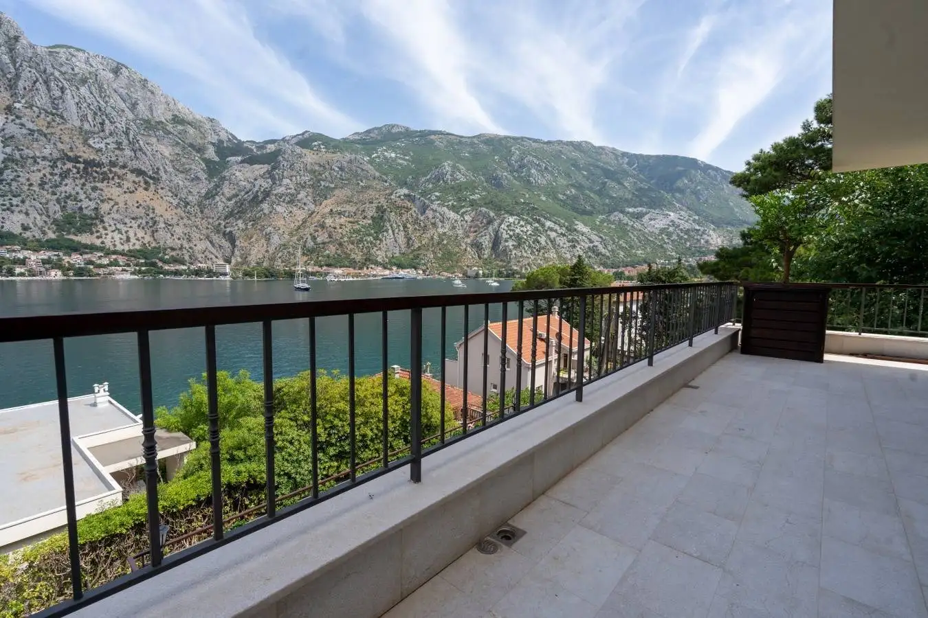 House 510m² in Montenegro, Muo. Priced at 1750000€ rent photo-9