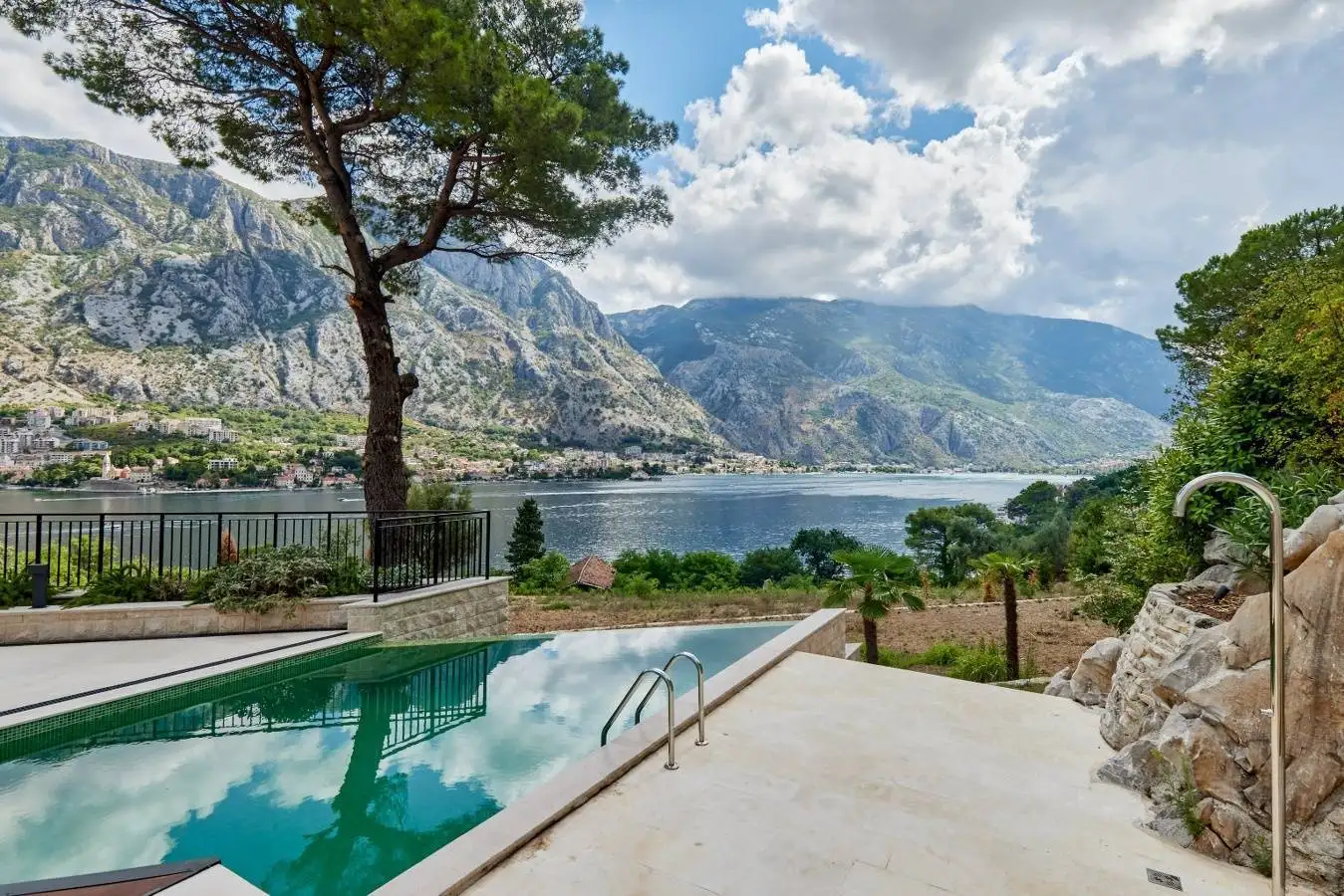 Villa 373m² in Montenegro, Prcanj. Priced at 2200000€ rent photo-3