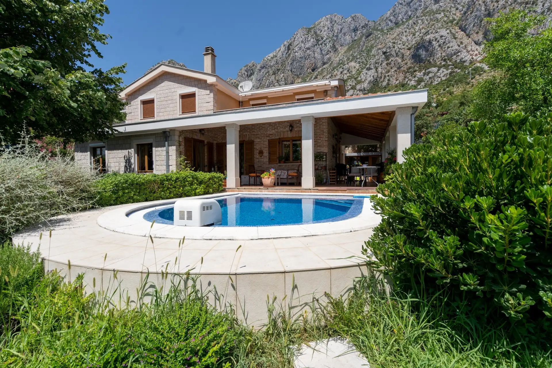 House 302m² in Montenegro, Orahovac. Priced at 960000€ rent photo-1