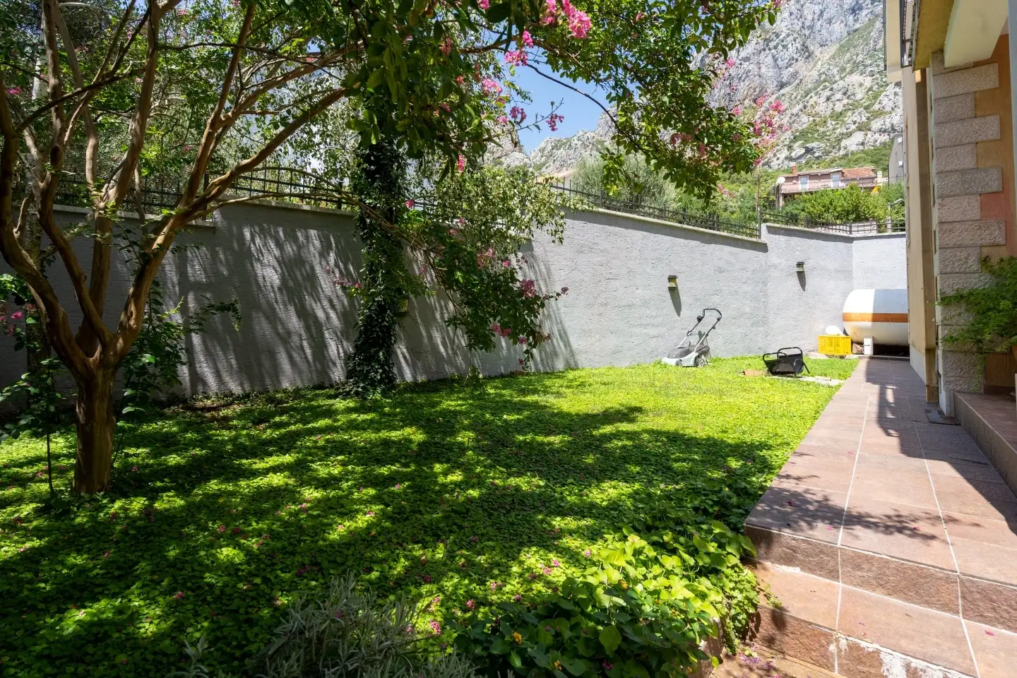 House 302m² in Montenegro, Orahovac. Priced at 960000€ rent photo-11