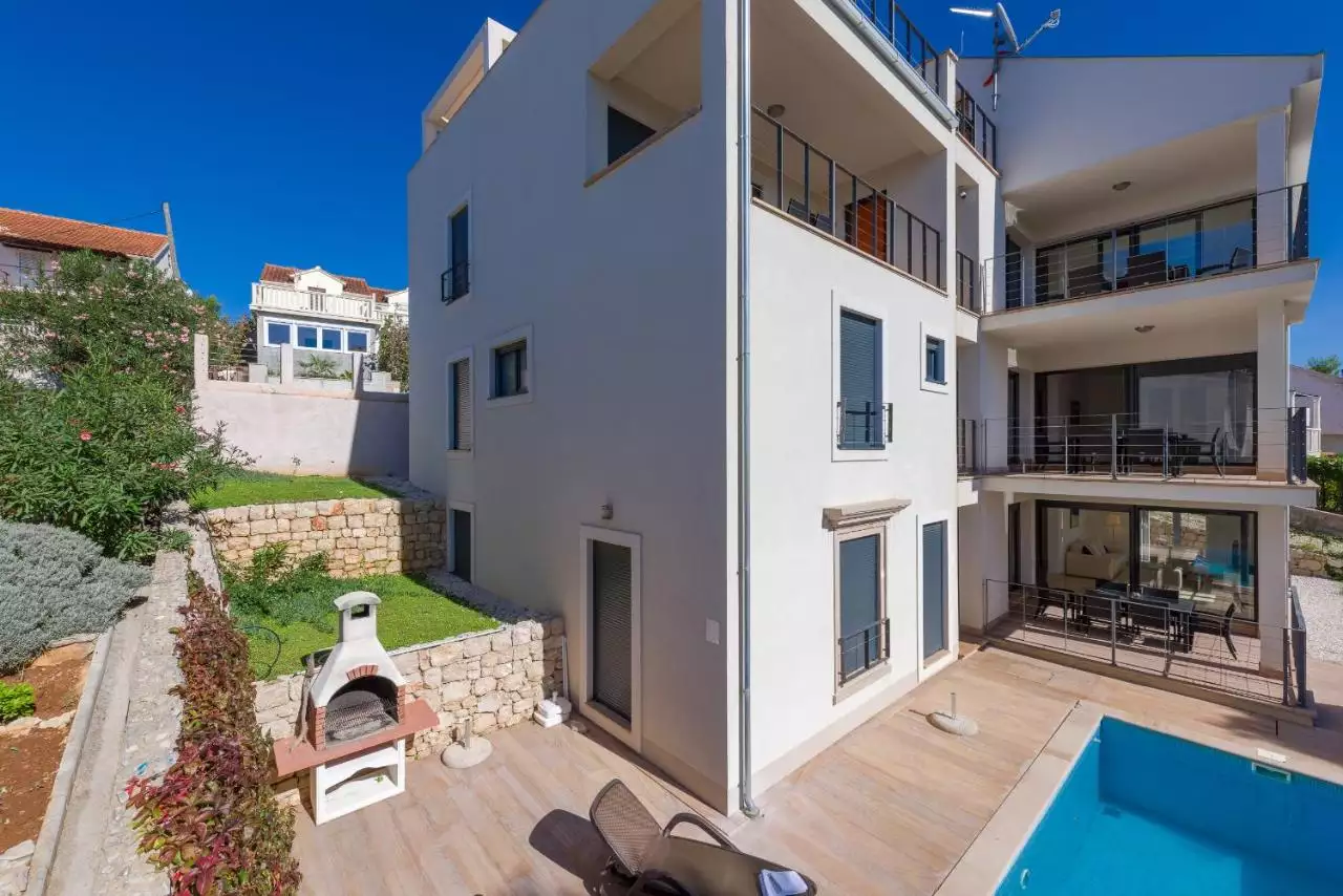 House 448m² in Croatia, Brac. Priced at 1800000€ rent photo-4