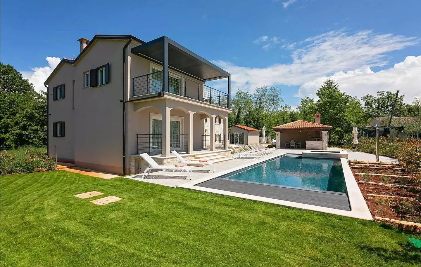 House 450m² in Croatia, Novigrad. Priced at 1300000€ rent photo-3