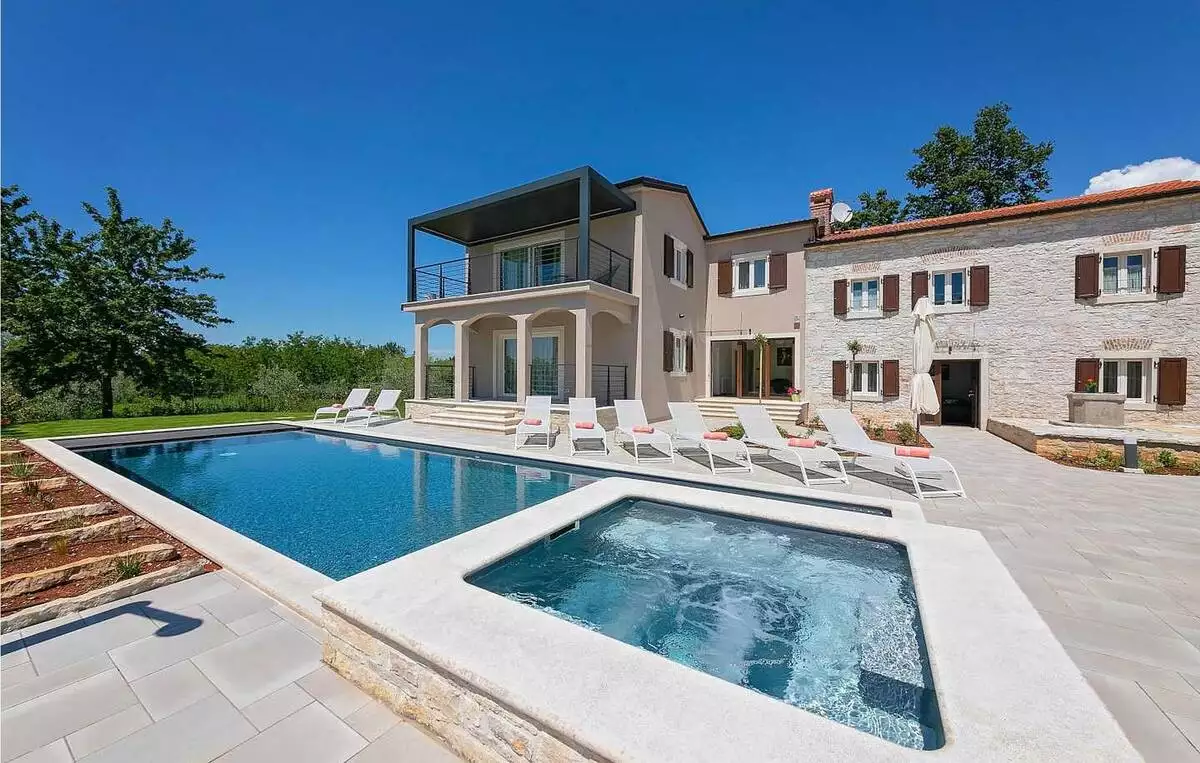 House 450m² in Croatia, Novigrad. Priced at 1300000€ rent photo-4