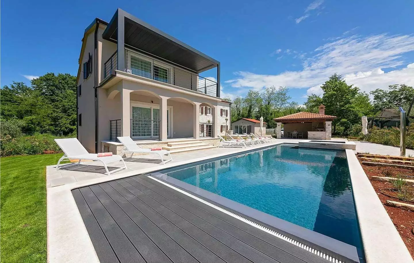 House 450m² in Croatia, Novigrad. Priced at 1300000€ rent photo-8