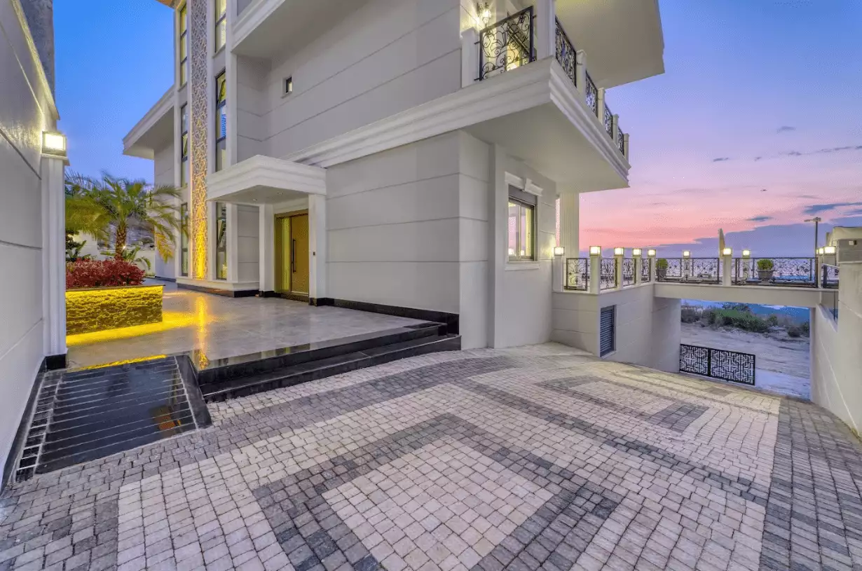 Villa 610m² in Turkey, Kargicak. Priced at 1850000€ rent photo-6