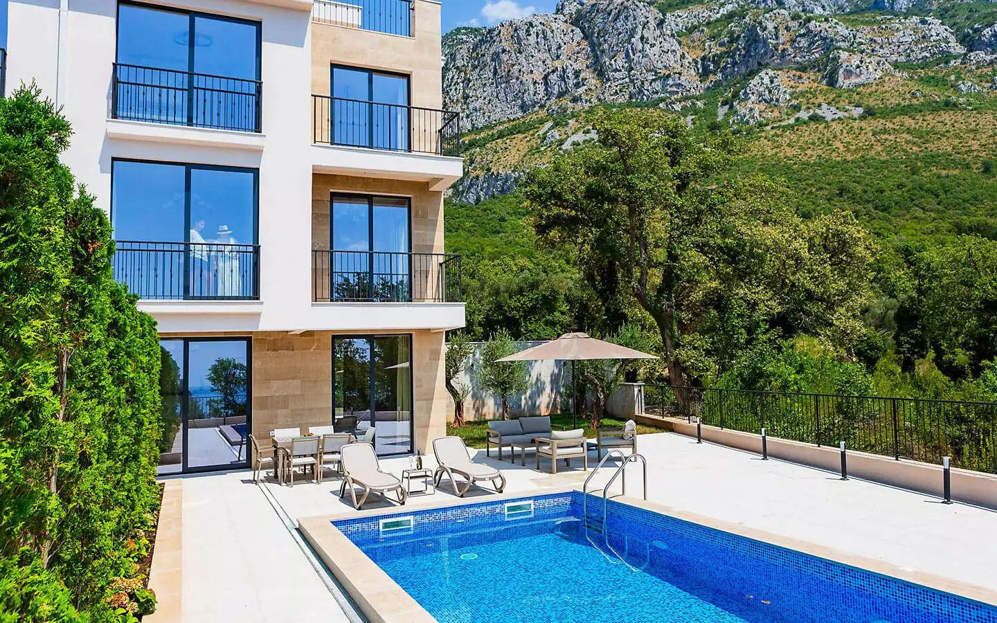 Townhouse 220m² in Montenegro, Rezevici. Priced at 720000€ rent photo-3