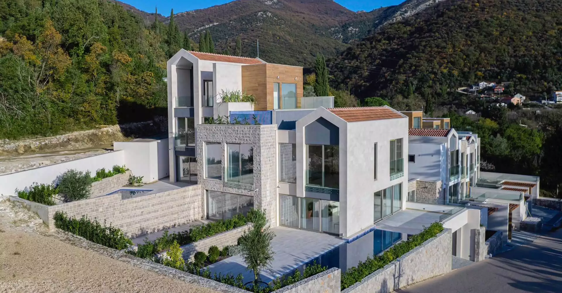 Townhouse 241m² in Montenegro, Tivat. Priced at 610000€ rent photo-3