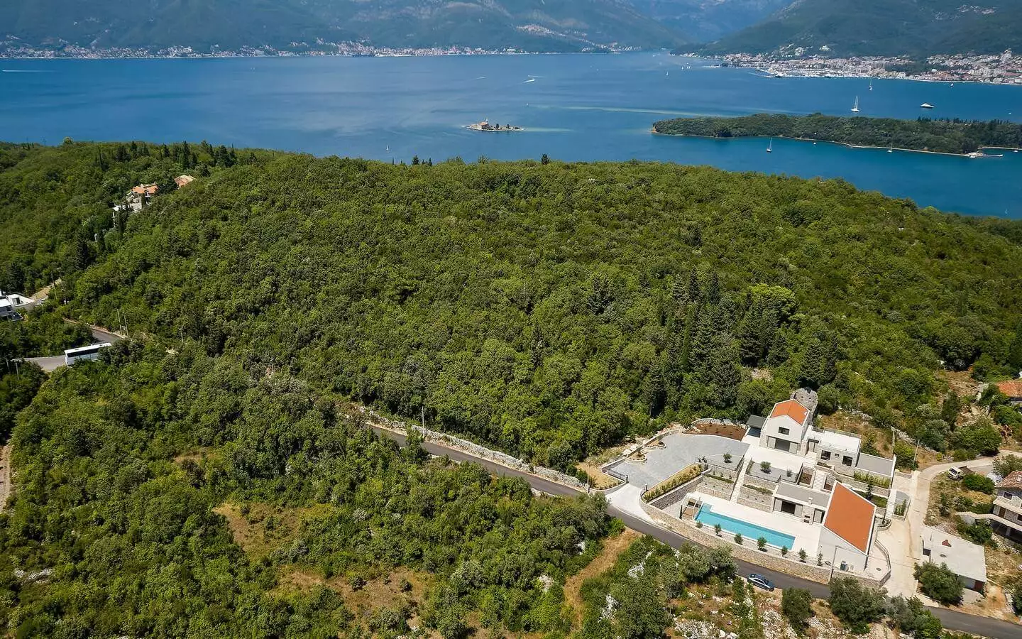 Villa 558m² in Montenegro, Tivat. Priced at 3000000$ rent photo-3