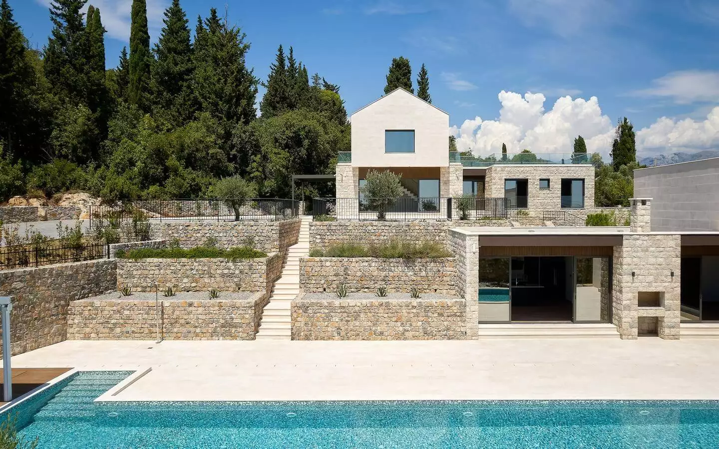 Villa 558m² in Montenegro, Tivat. Priced at 3000000$ rent photo-4