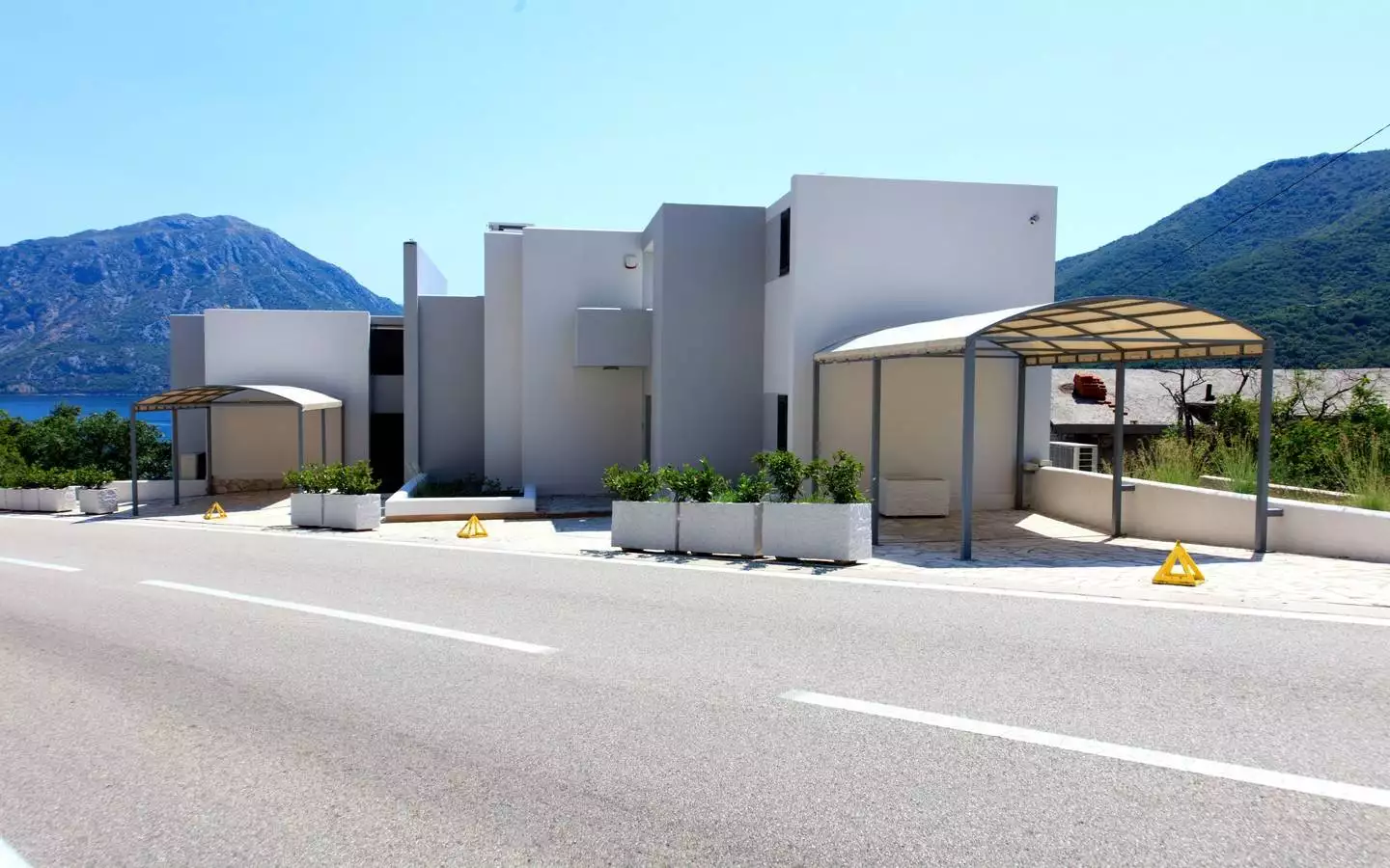 Villa 286m² in Montenegro, Morinj. Priced at 1200000$ rent photo-4