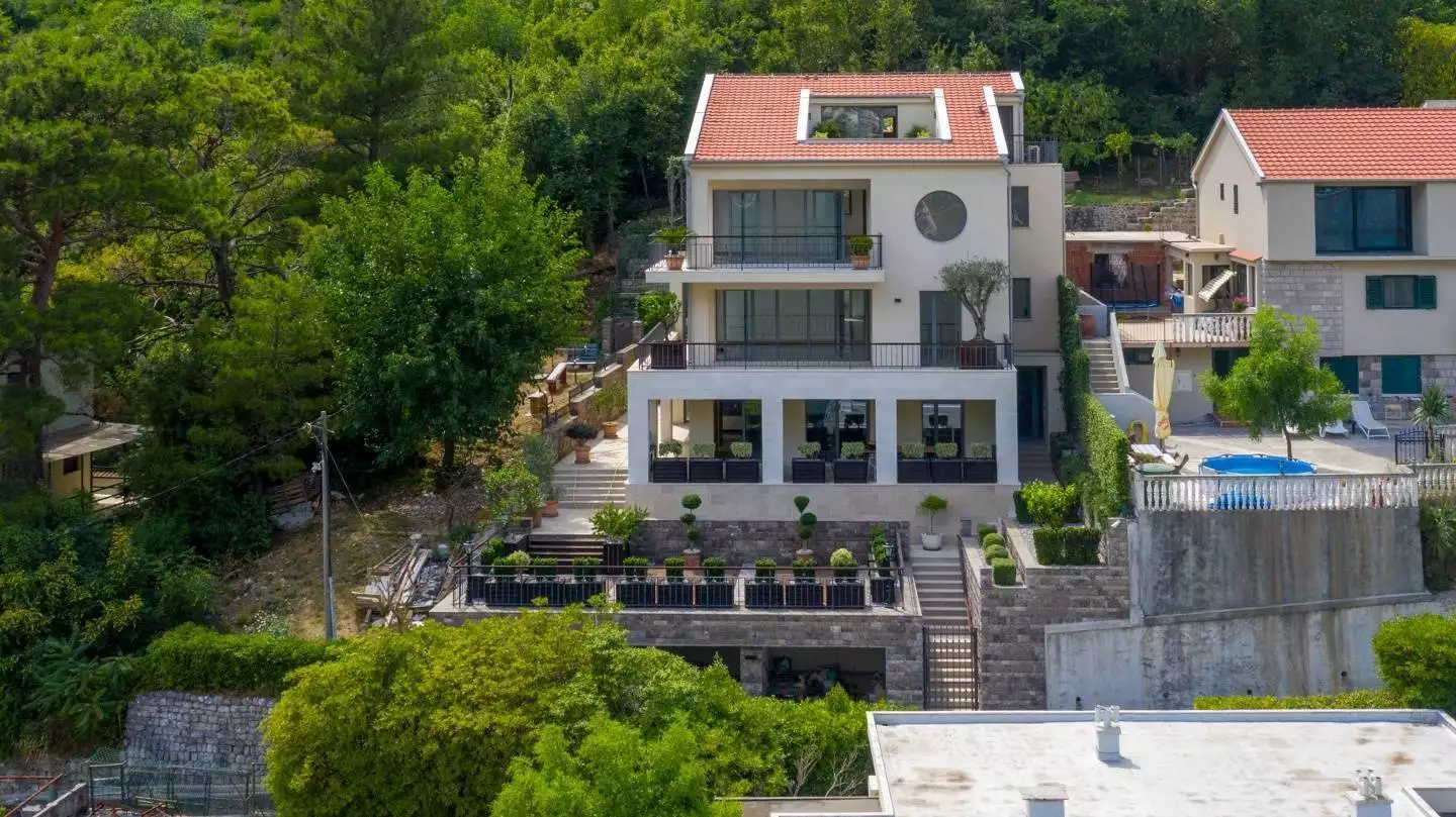 House 510m² in Montenegro, Muo. Priced at 1750000$ rent photo-2