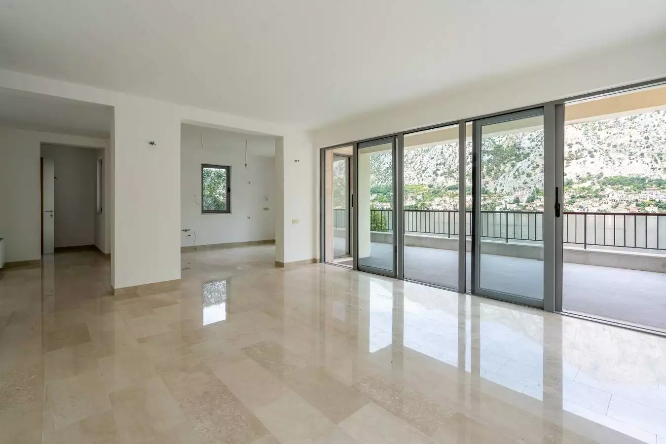 House 510m² in Montenegro, Muo. Priced at 1750000$ rent photo-14