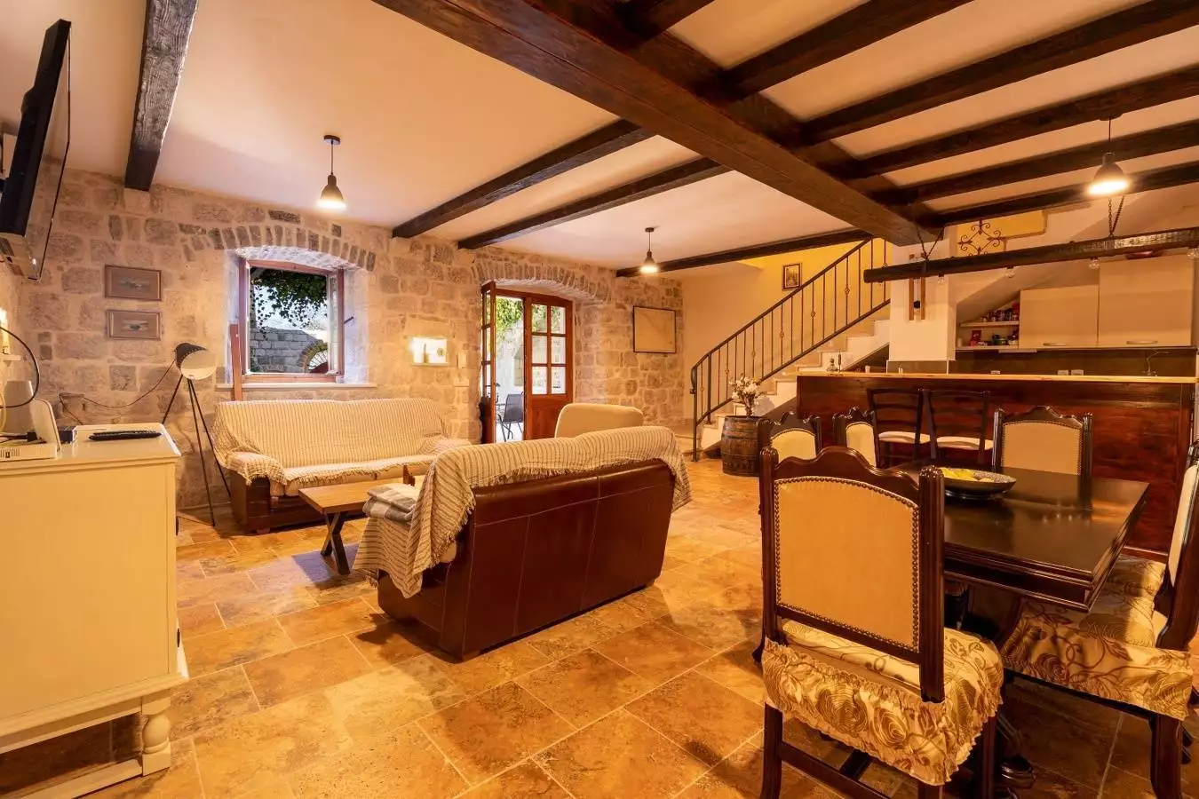 House 389m² in Montenegro, Kotor. Priced at 2200000$ rent photo-13