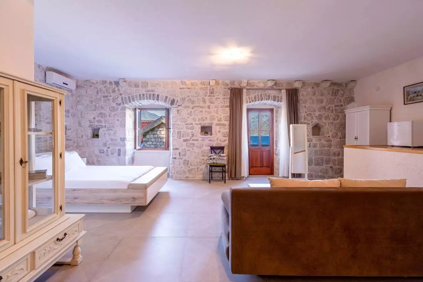 House 389m² in Montenegro, Kotor. Priced at 2200000$ rent photo-17