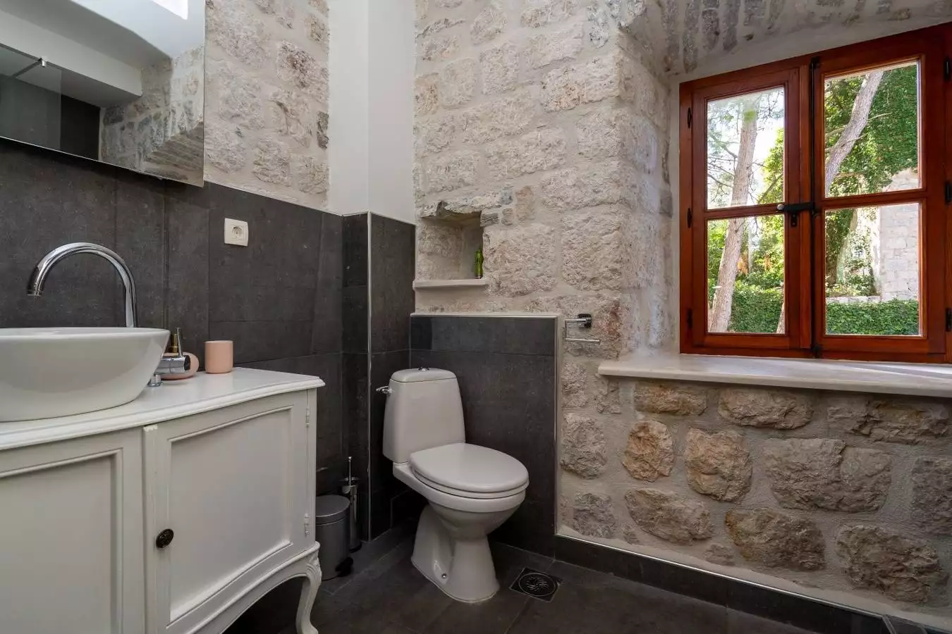 House 389m² in Montenegro, Kotor. Priced at 2200000$ rent photo-24