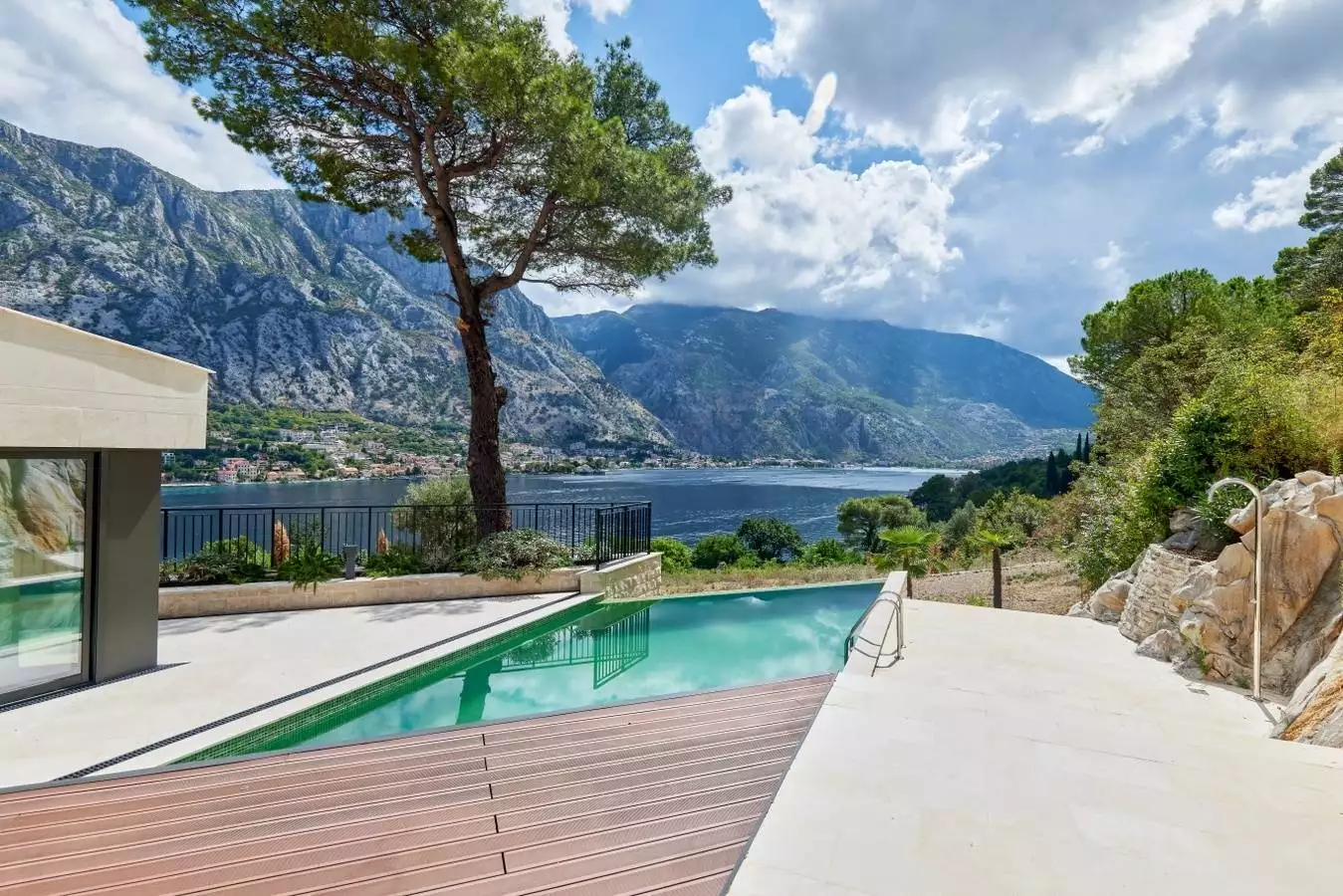 Villa 373m² in Montenegro, Prcanj. Priced at 2200000$ rent photo-2