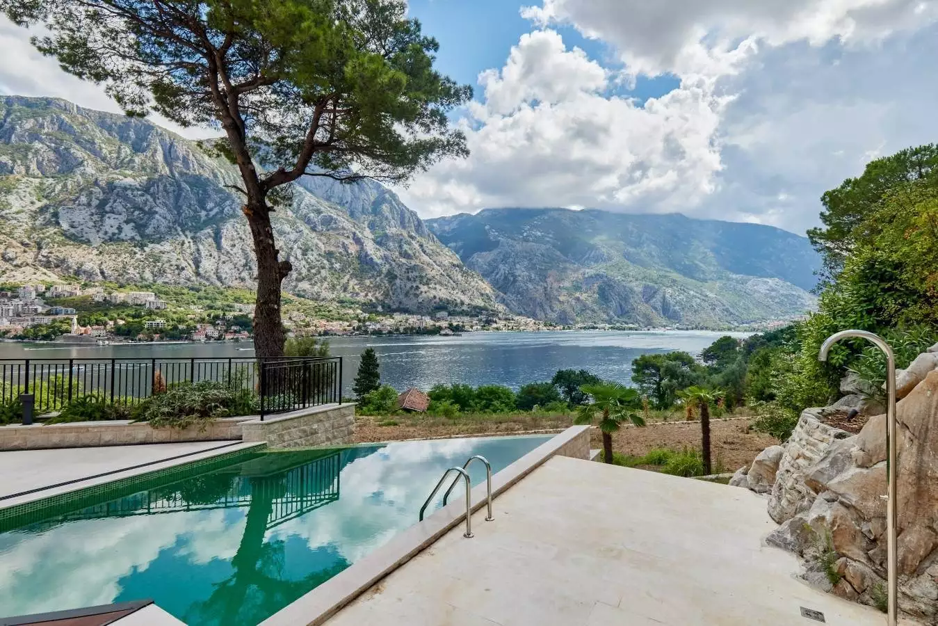 Villa 373m² in Montenegro, Prcanj. Priced at 2200000$ rent photo-3