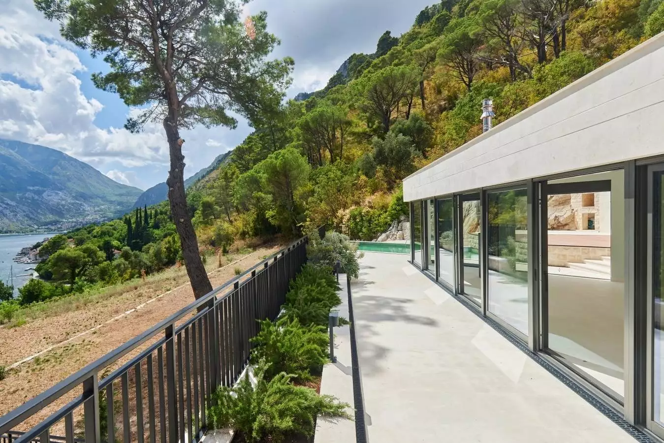 Villa 373m² in Montenegro, Prcanj. Priced at 2200000$ rent photo-6