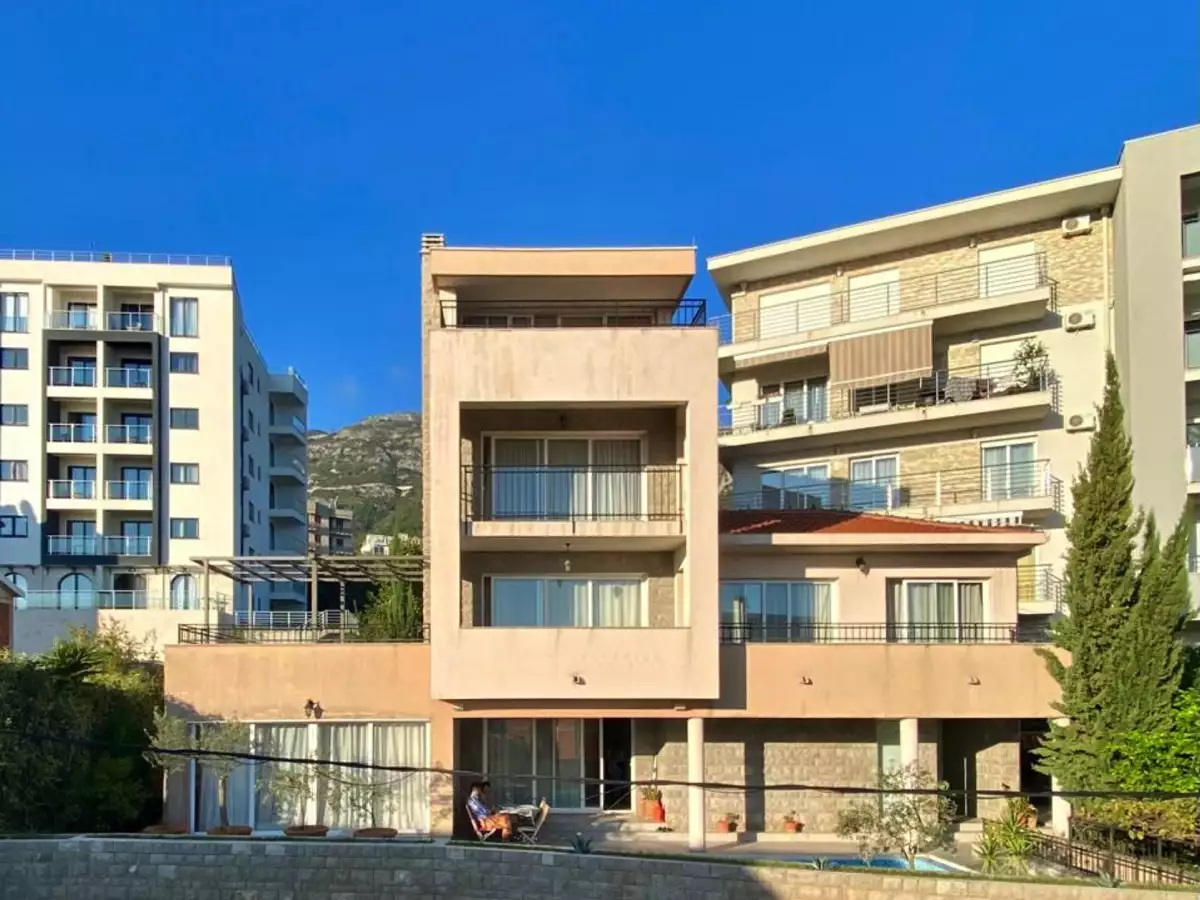 House 495m² in Montenegro, Becici. Priced at 895000€ rent photo-2