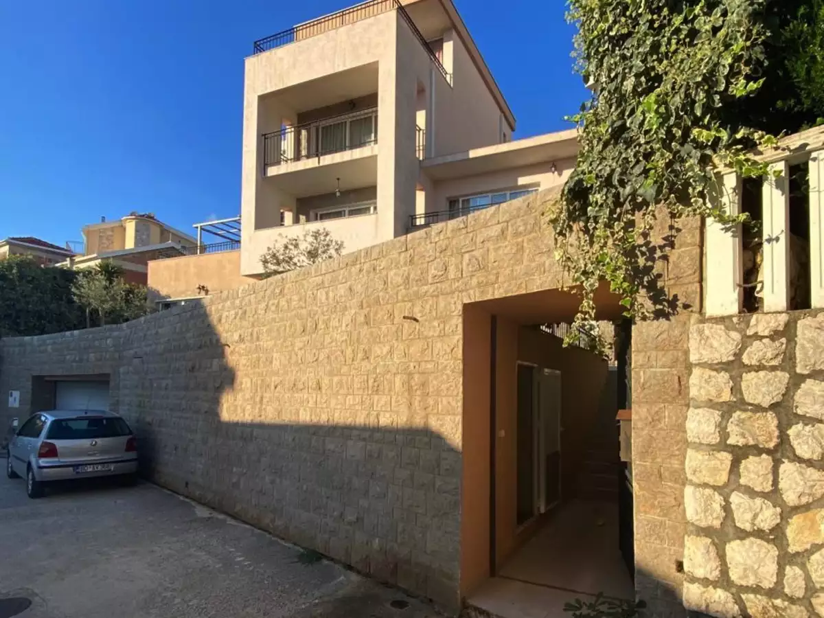 House 495m² in Montenegro, Becici. Priced at 895000€ rent photo-3