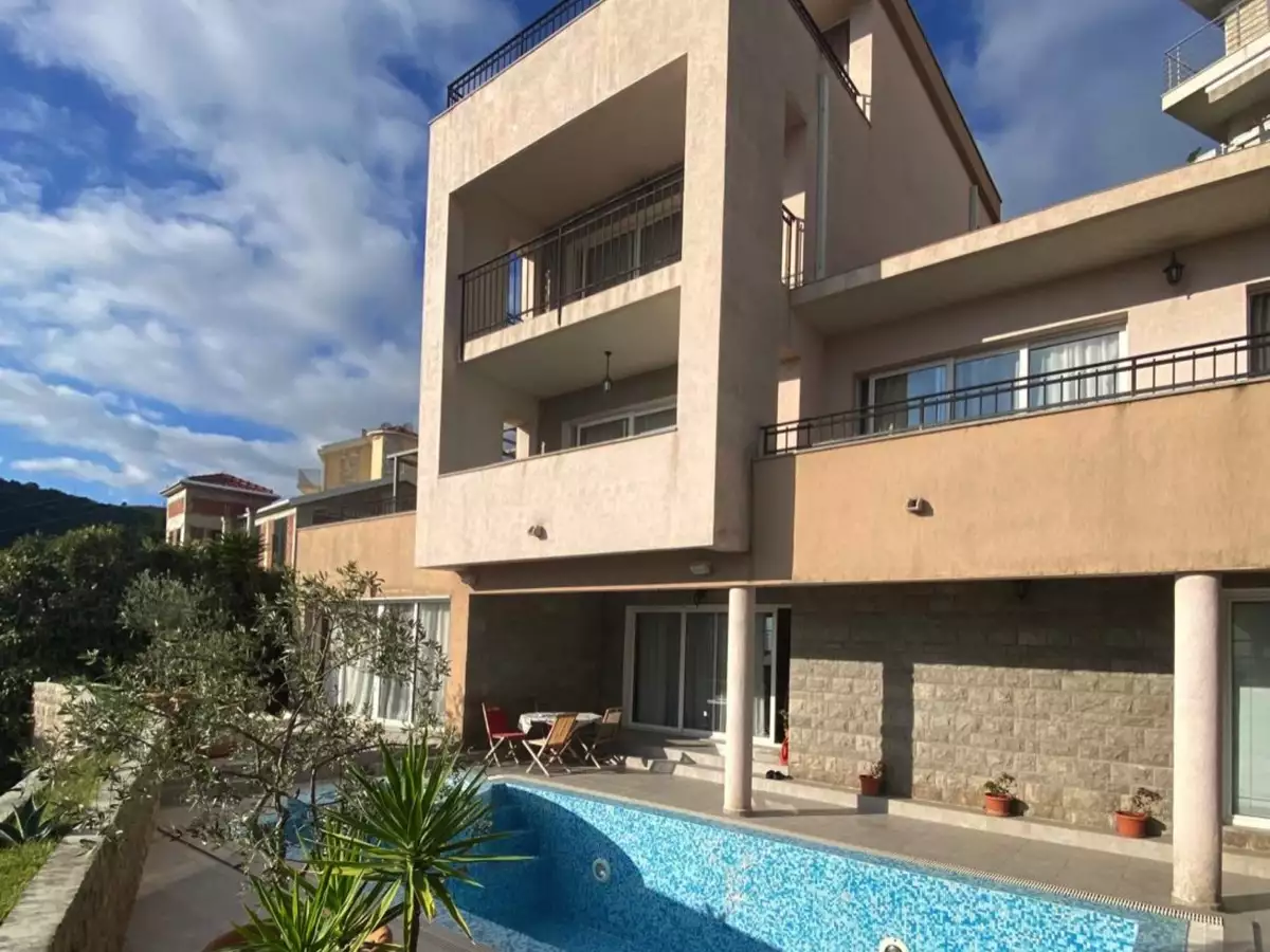 House 495m² in Montenegro, Becici. Priced at 895000€ rent photo-4