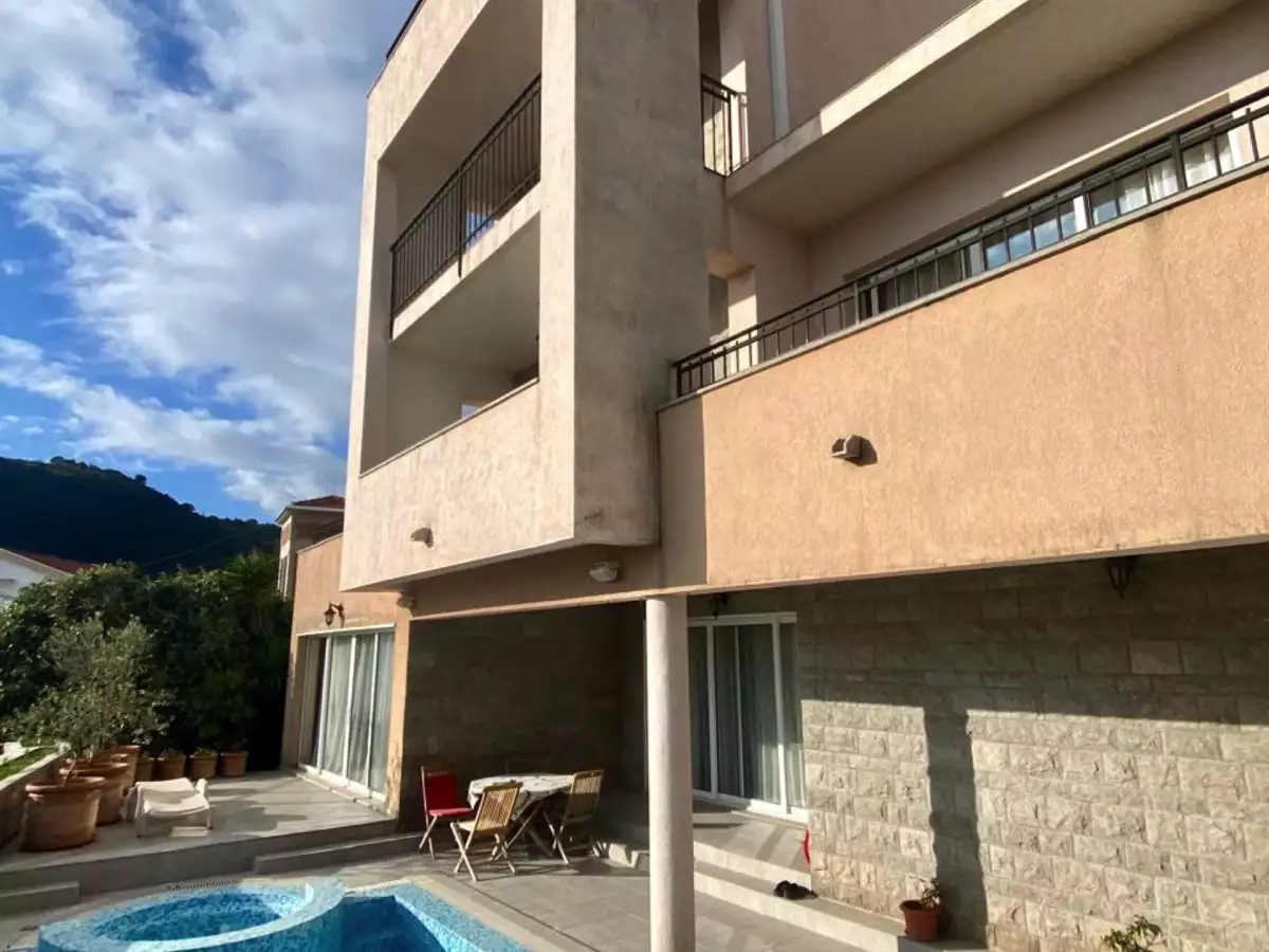 House 495m² in Montenegro, Becici. Priced at 895000€ rent photo-5