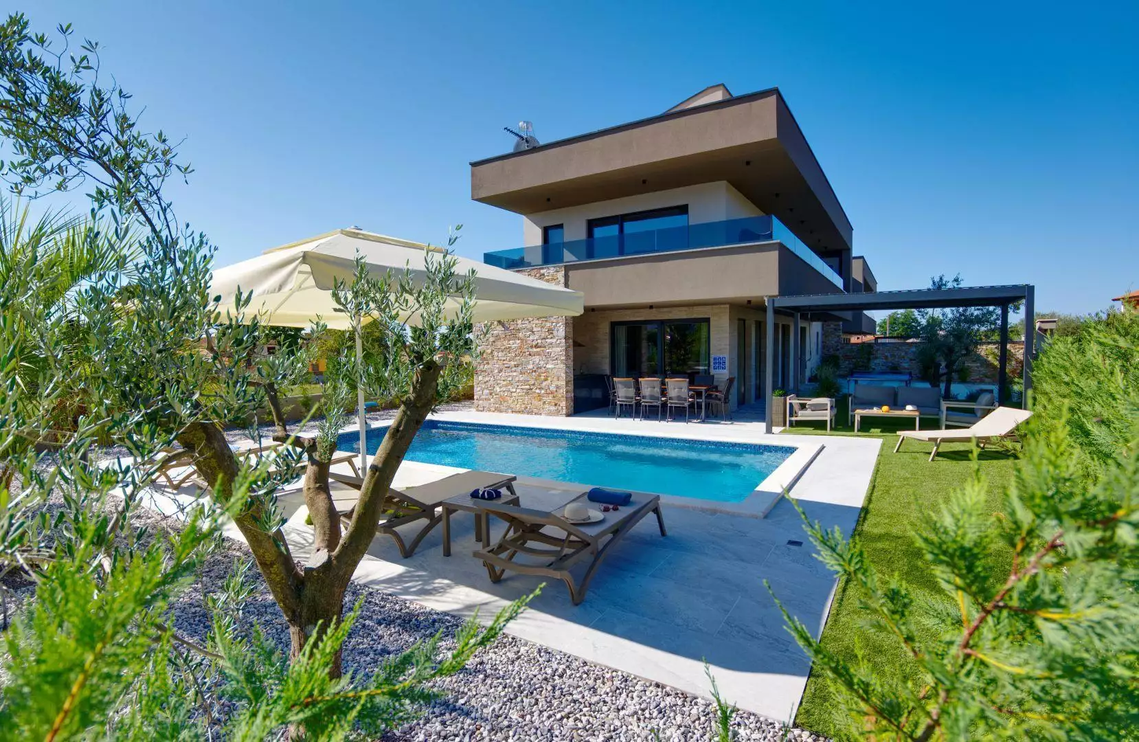 Villa 200m² in Croatia, Loborika. Priced at 722000€ rent photo-3
