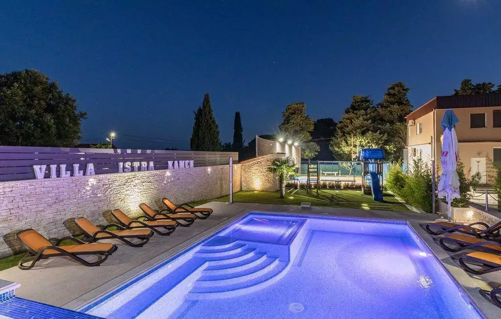 Hotels 600m² in Croatia, Valtura. Priced at 1300000€ rent photo-2