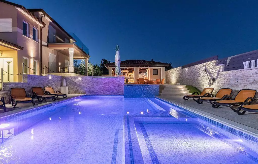 Hotels 600m² in Croatia, Valtura. Priced at 1300000€ rent photo-3