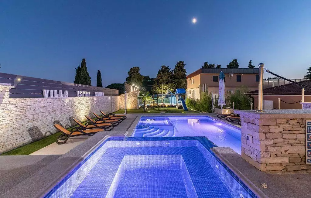 Hotels 600m² in Croatia, Valtura. Priced at 1300000€ rent photo-4