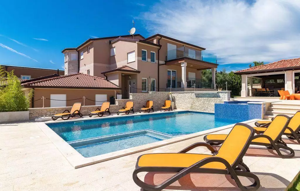 Hotels 600m² in Croatia, Valtura. Priced at 1300000€ rent photo-5