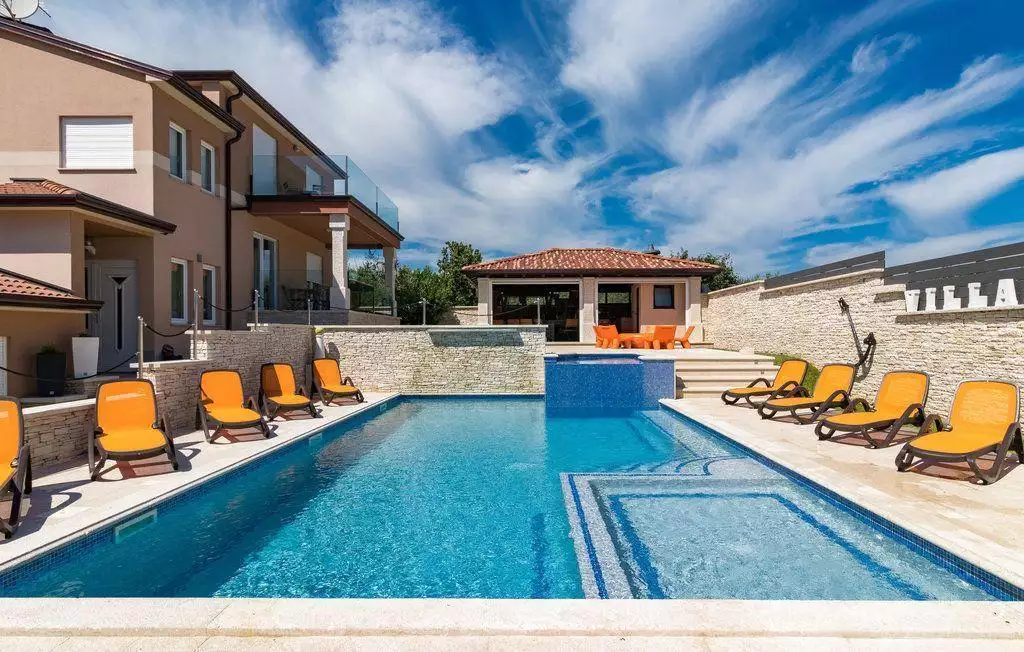Hotels 600m² in Croatia, Valtura. Priced at 1300000€ rent photo-6