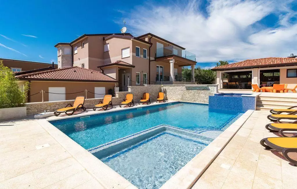 Hotels 600m² in Croatia, Valtura. Priced at 1300000€ rent photo-7