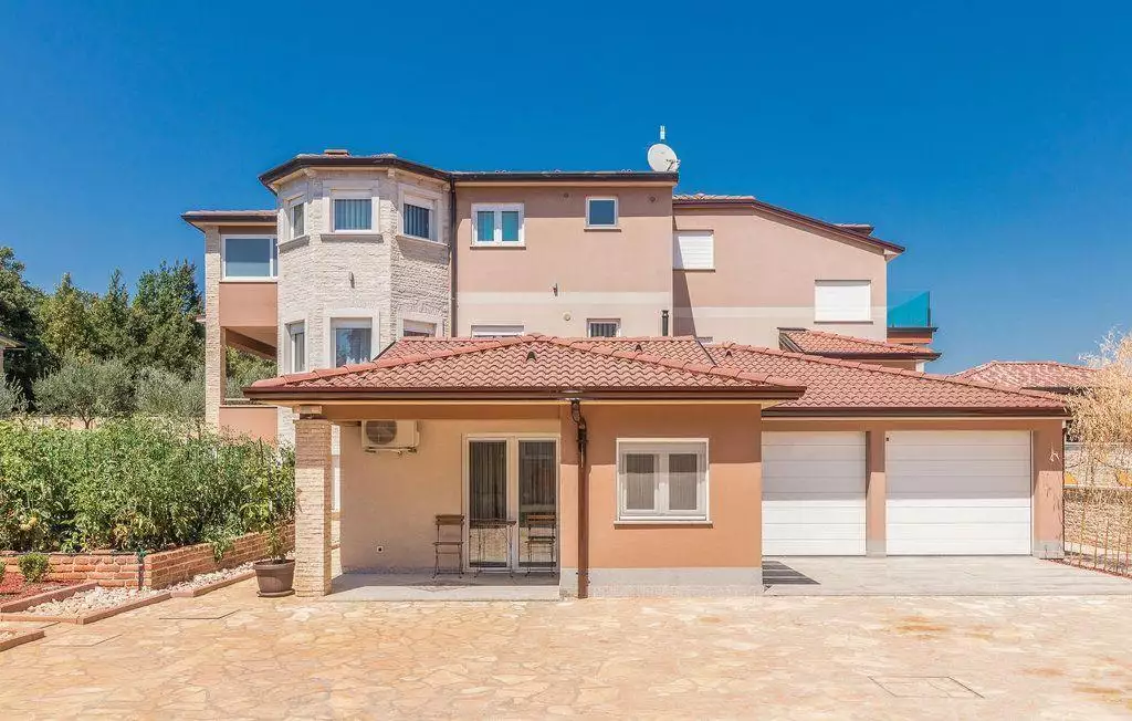 Hotels 600m² in Croatia, Valtura. Priced at 1300000€ rent photo-8