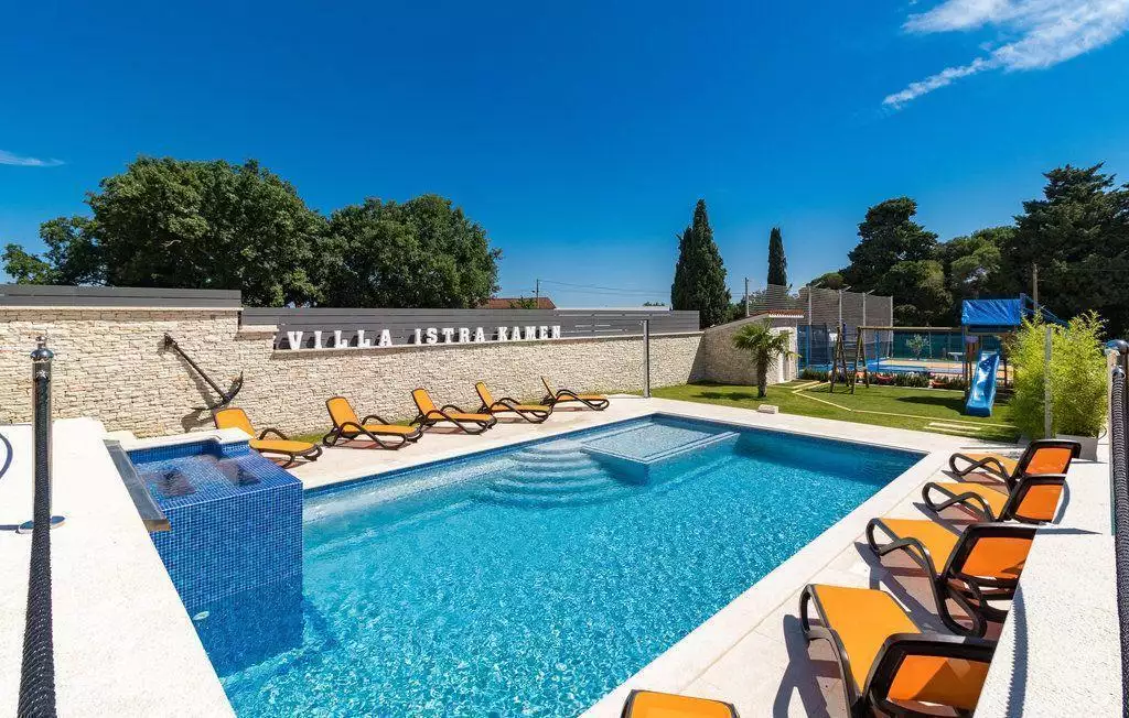 Hotels 600m² in Croatia, Valtura. Priced at 1300000€ rent photo-9