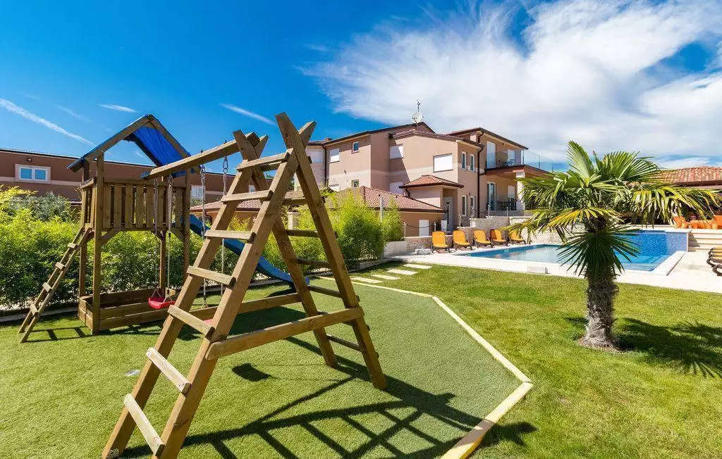 Hotels 600m² in Croatia, Valtura. Priced at 1300000€ rent photo-10